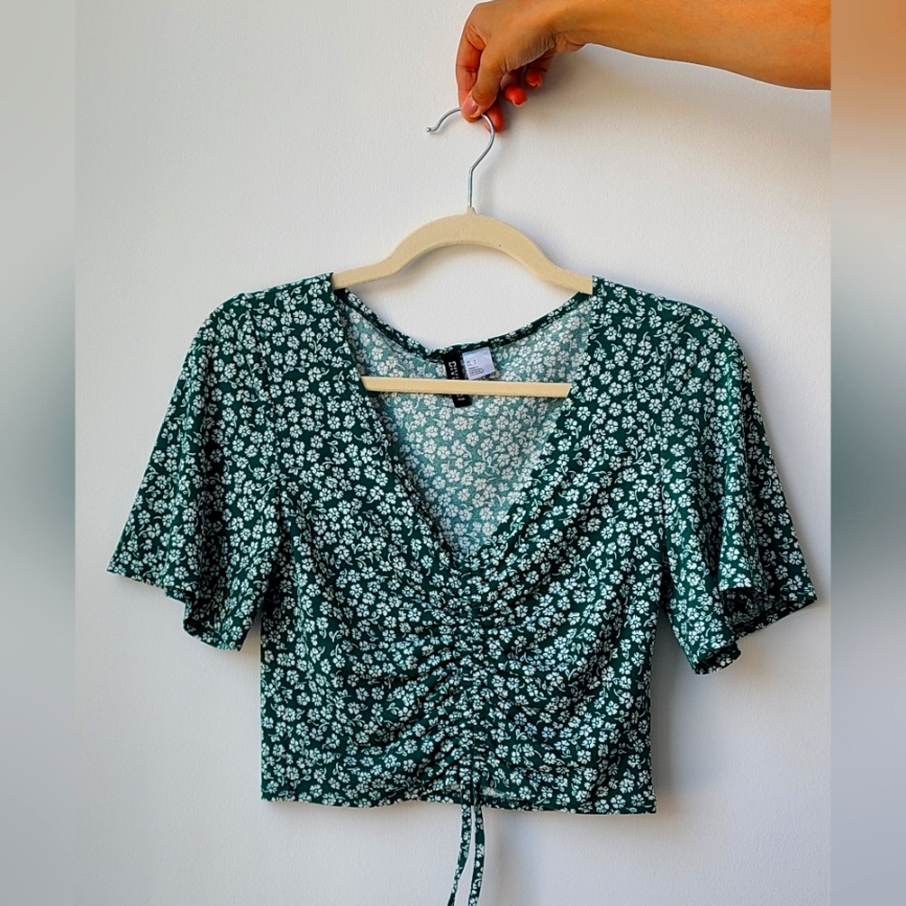✨️ H&M Small Green Floral Ruched Top